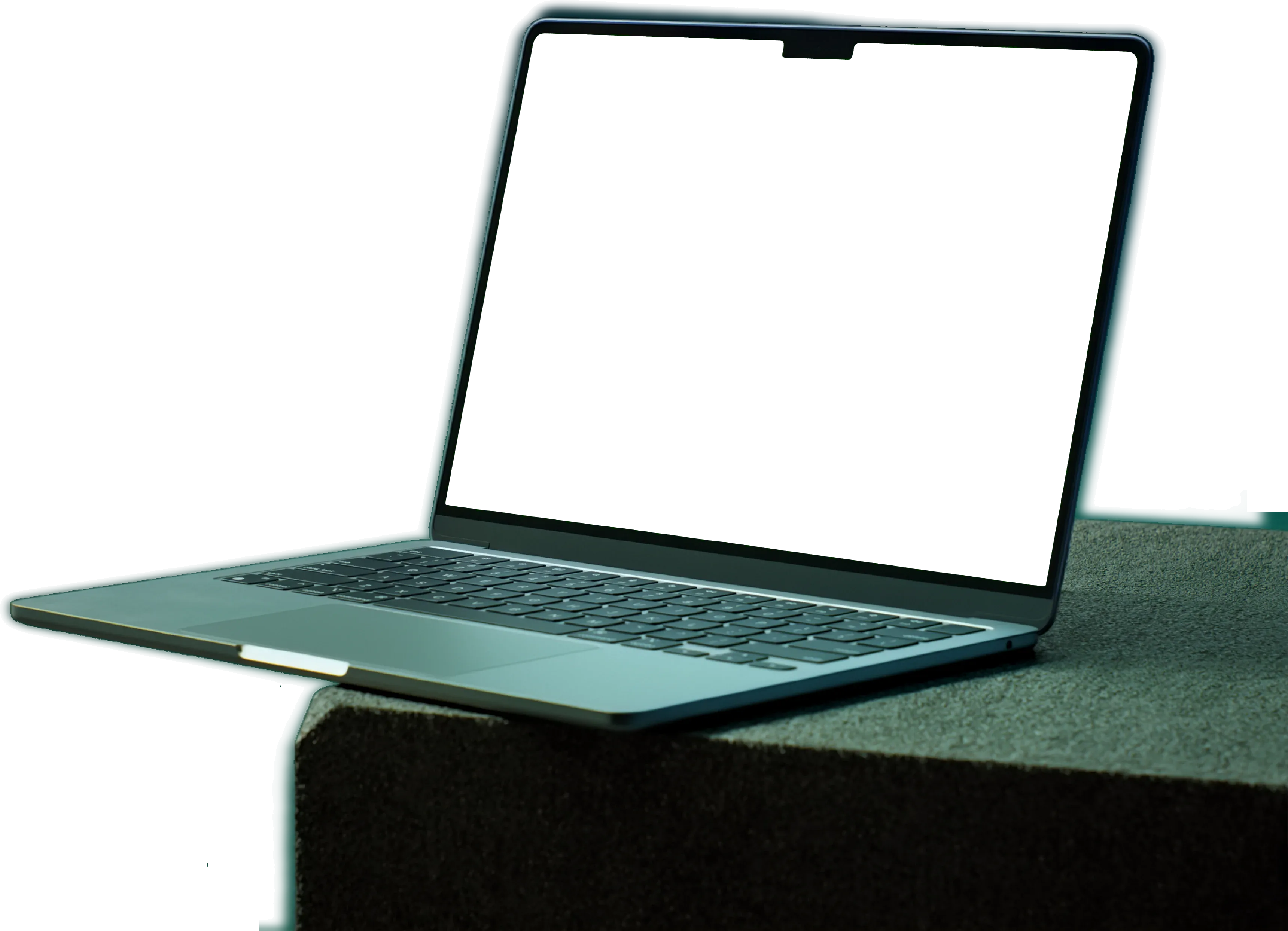 Un MacBook ouvert, posé sur un bloc dans le studio Welprod