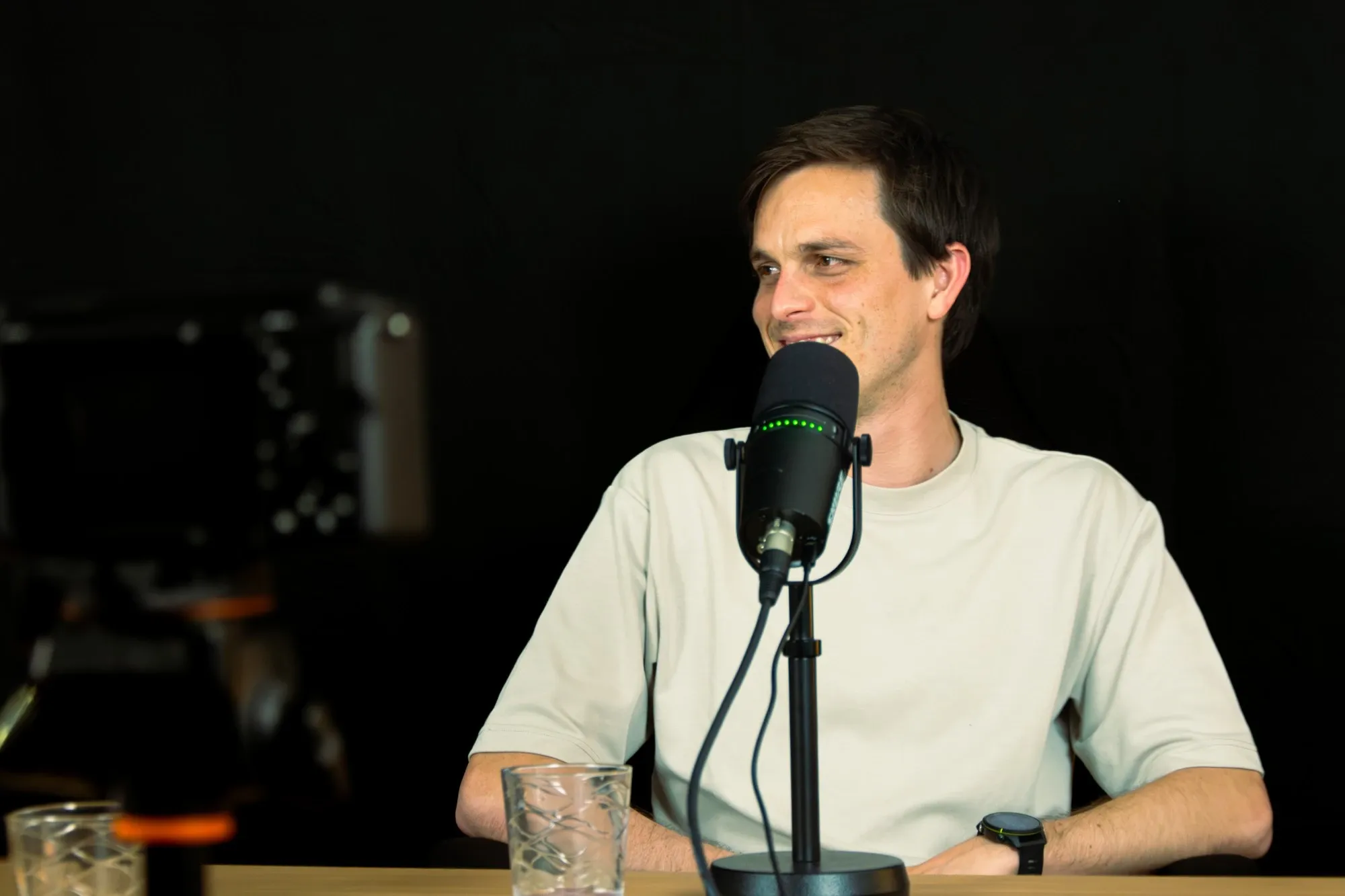 Jérémy, fondateur de Welprod, au micro pendant un enregistrement dans le studio.