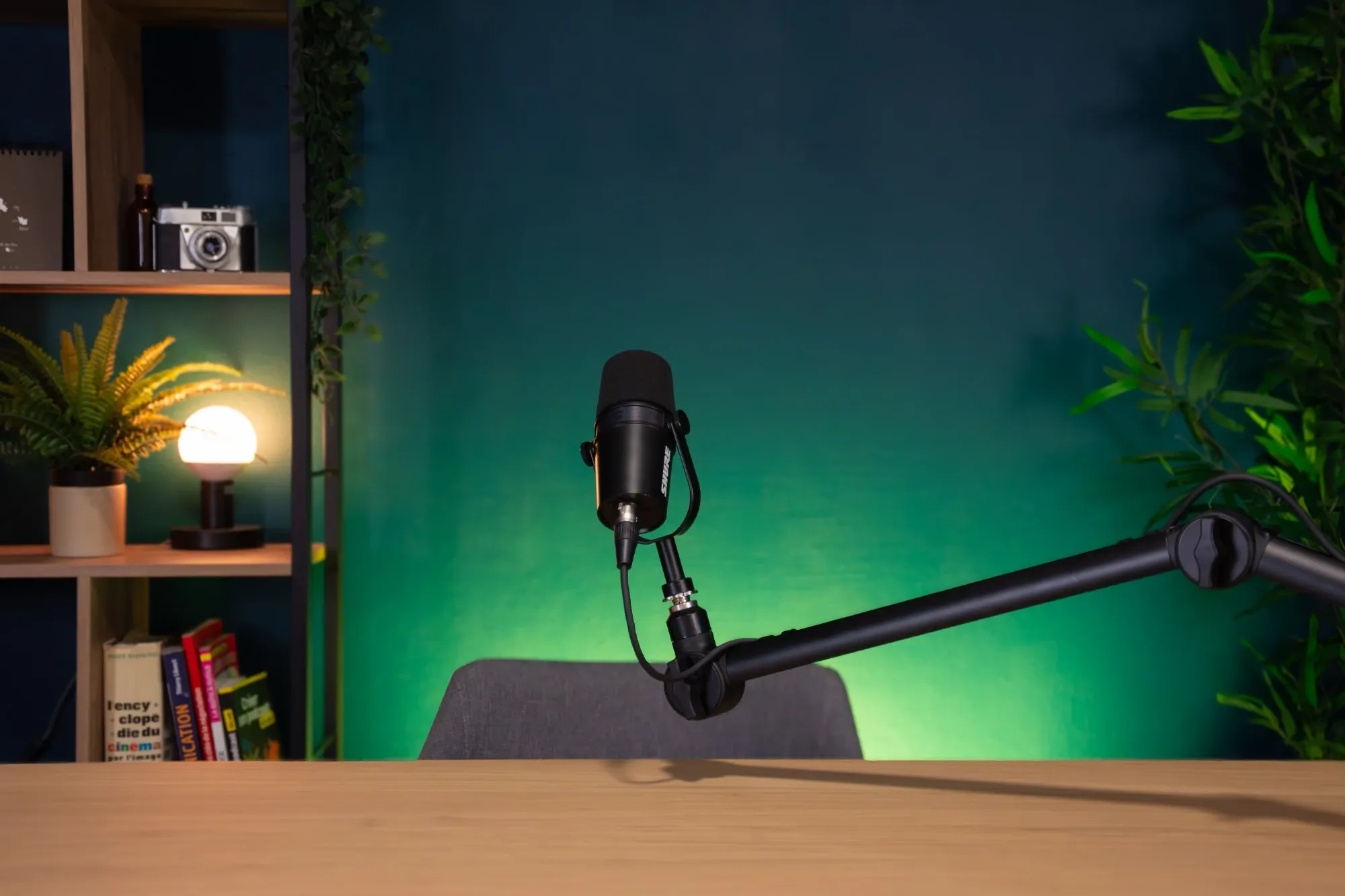 Un micro de podcast sur bras articulé, dans le studio Welprod